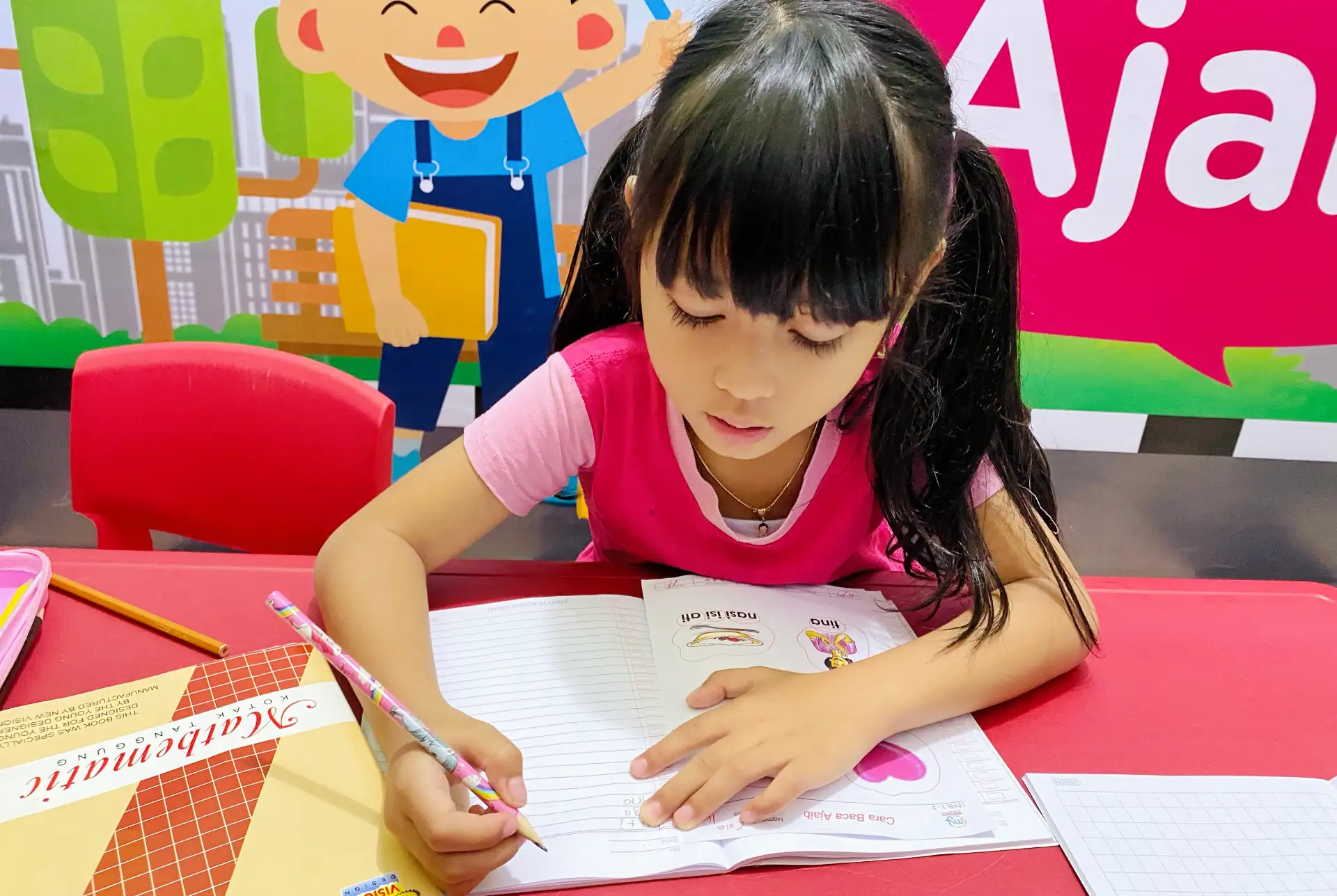 Anak belajar menulis dengan metode unggulan